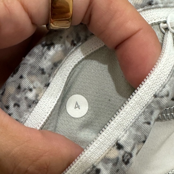 Lululemon Run: Inspire Crop II All Luxtreme 4 Petite Fleur Silver Spoon White - Picture 10 of 10